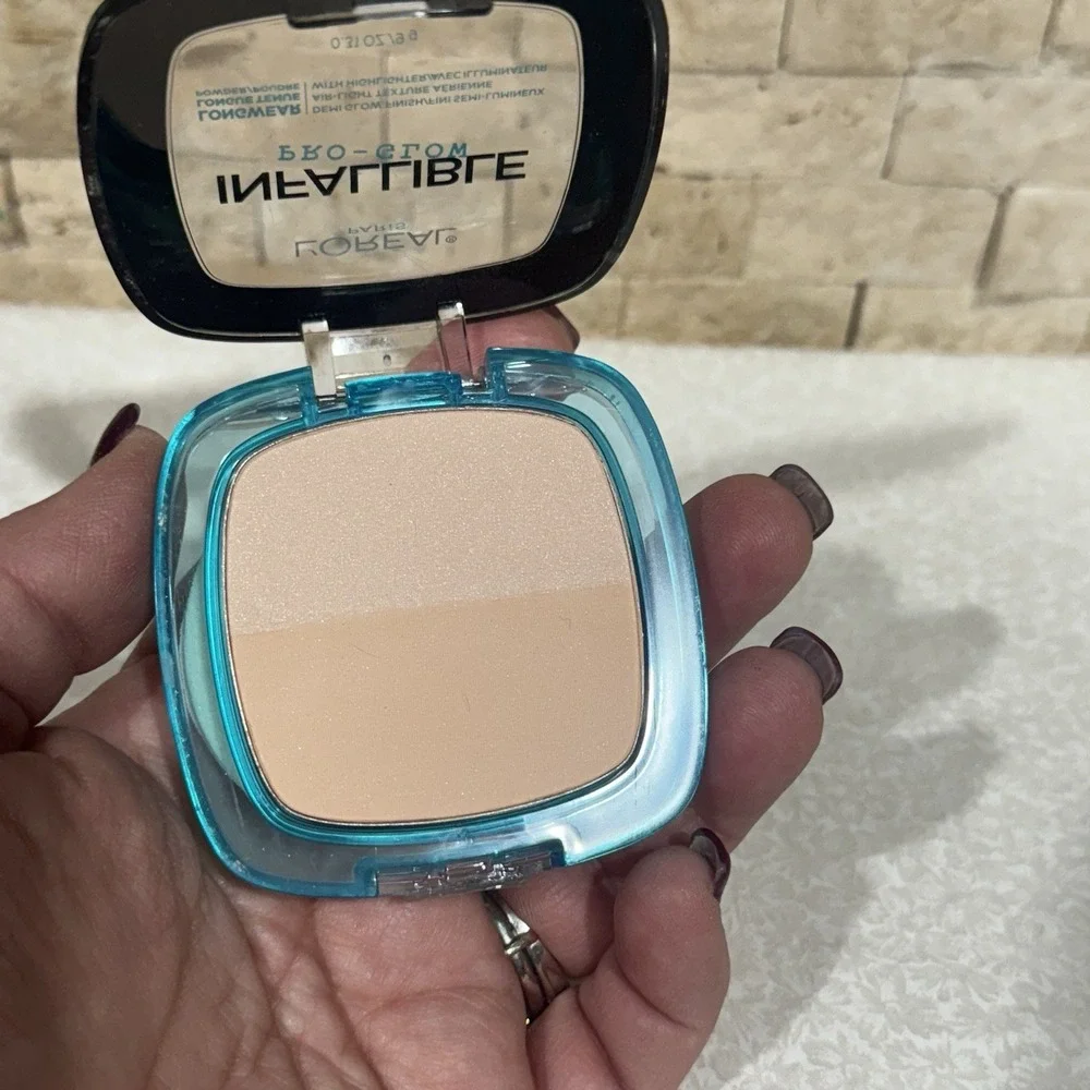 L'Oréal Infallible Pro-Glow‎ Foundation Pressed Powder Makeup-21 CLASSIC IVORY